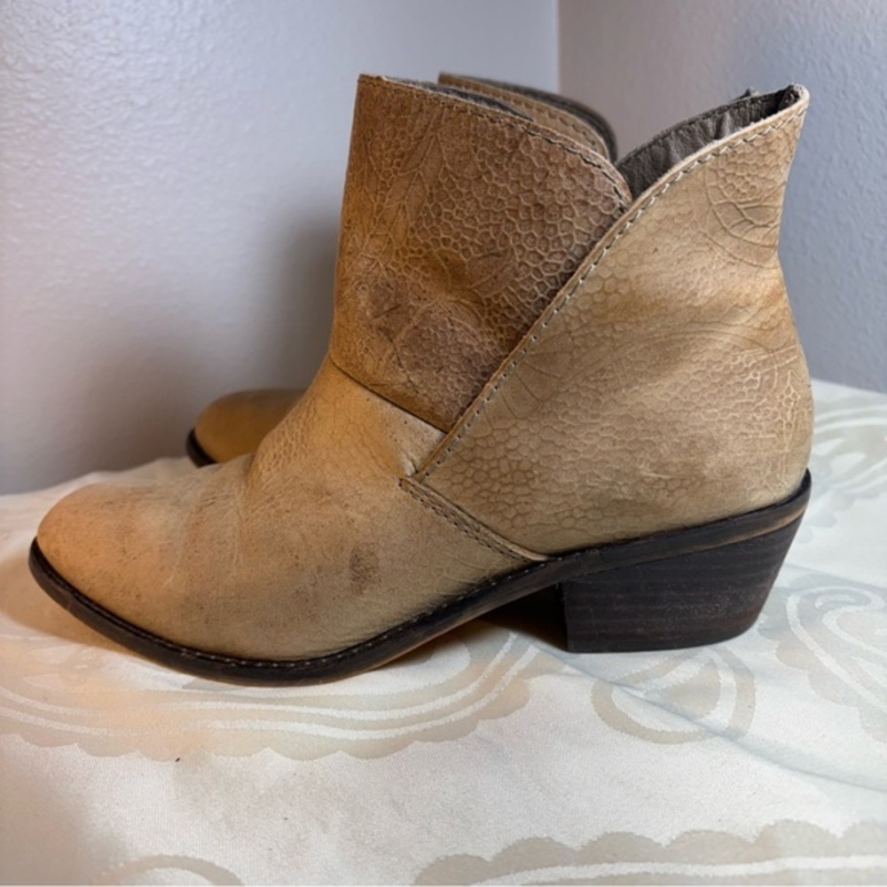 Adam Tucker Beige/Tan peabbled leather Western Ankle Booties size 6